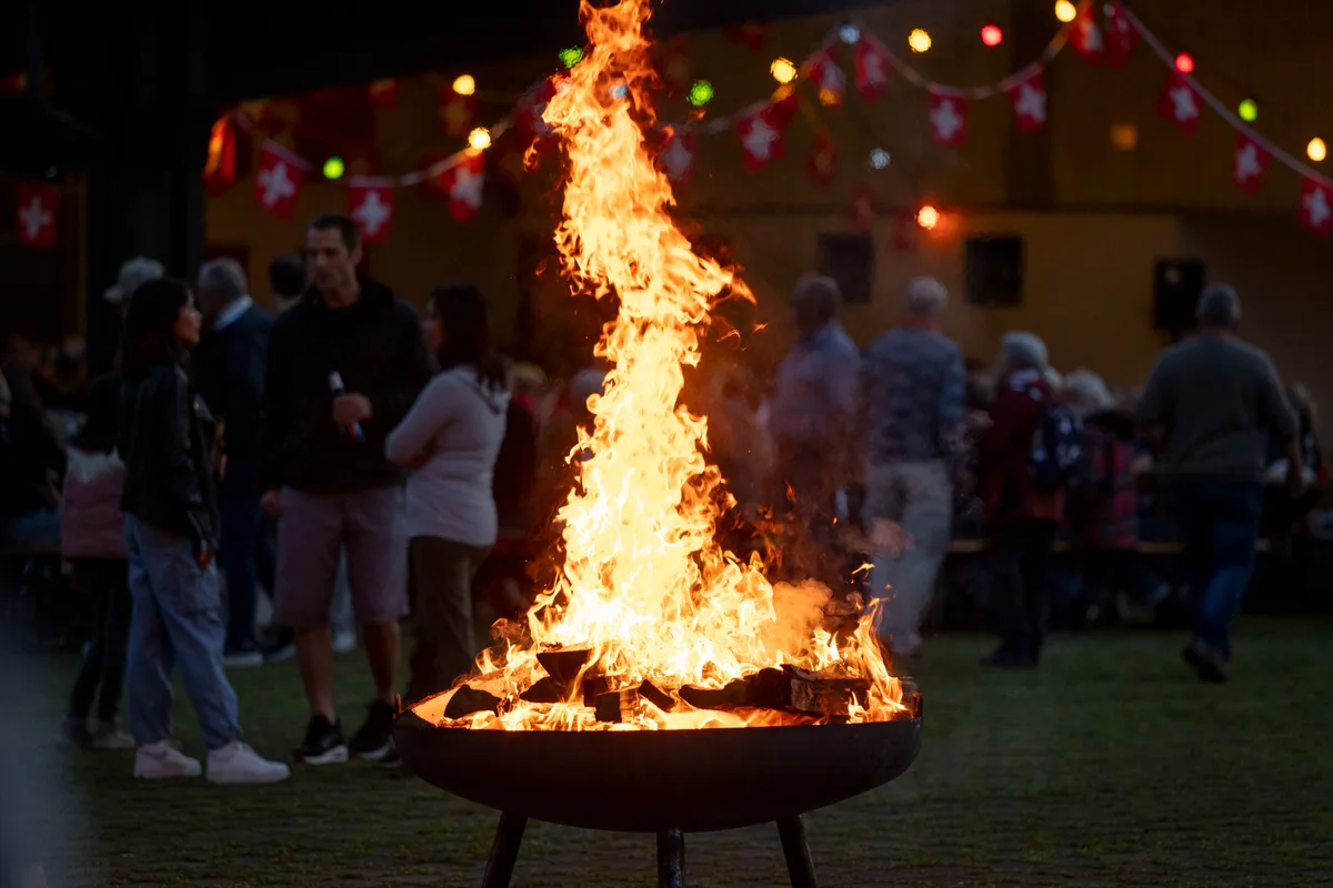 Ein richtiges Feuer ist am 1. August (oder 31. Juli) natürlich nicht wegzudenken. Ein Feuer in einer Metallschale.